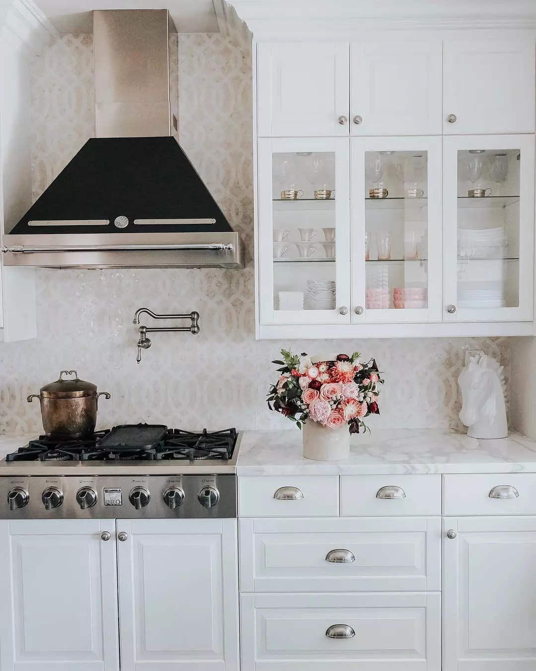 Λευκή κουζίνα με στοιχεία κλασικής φωτογραφίας