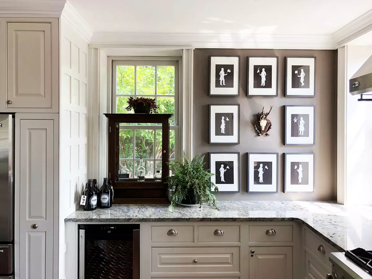 Cociña branca con acentos grises-beige foto