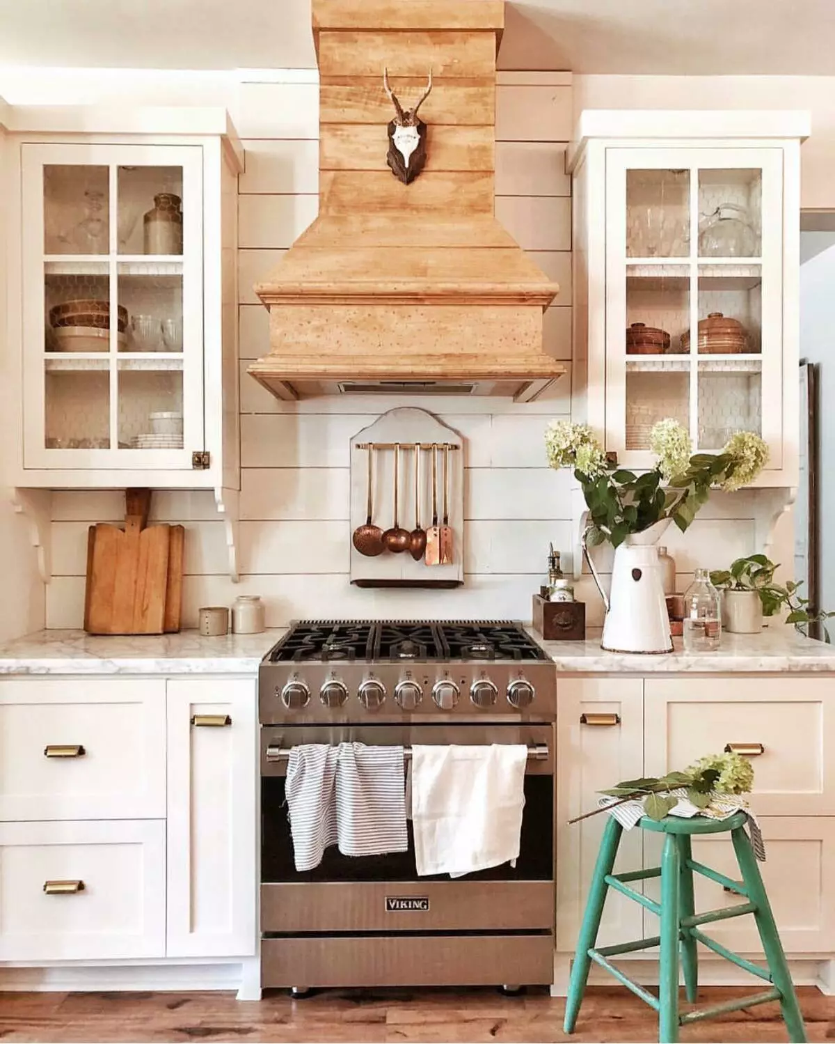 Cociña branca con elementos de país Foto