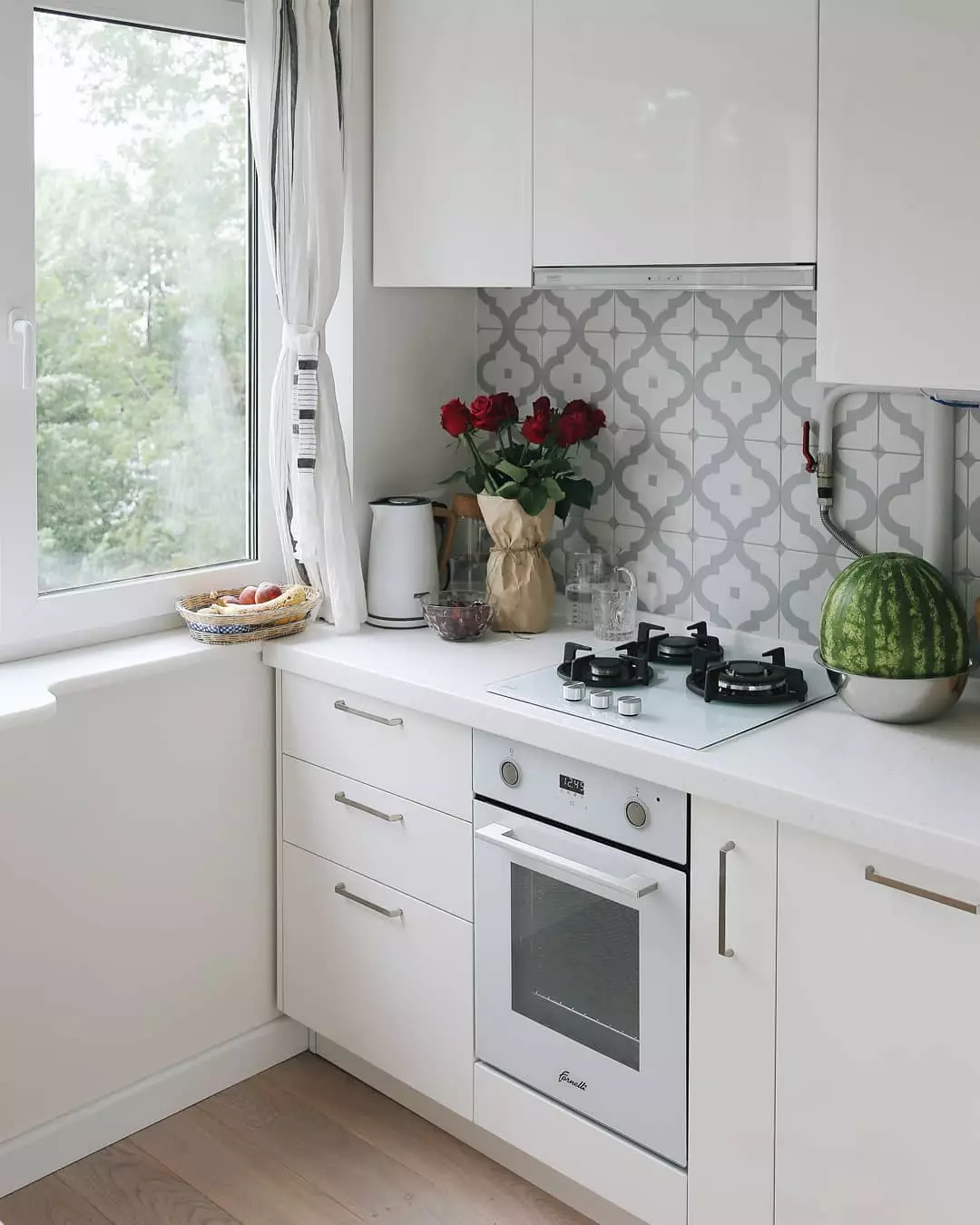 Dapur putih minimalis dengan foto apron