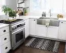 आधुनिक शैलीतील पांढरा स्वयंपाकघर: 11 डिझाइन उदाहरणे जे आपण मोहक कराल 10649_67
