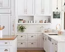 Λευκή κουζίνα σε μοντέρνο στυλ: 11 παραδείγματα σχεδιασμού που θα γοητεύσετε 10649_71