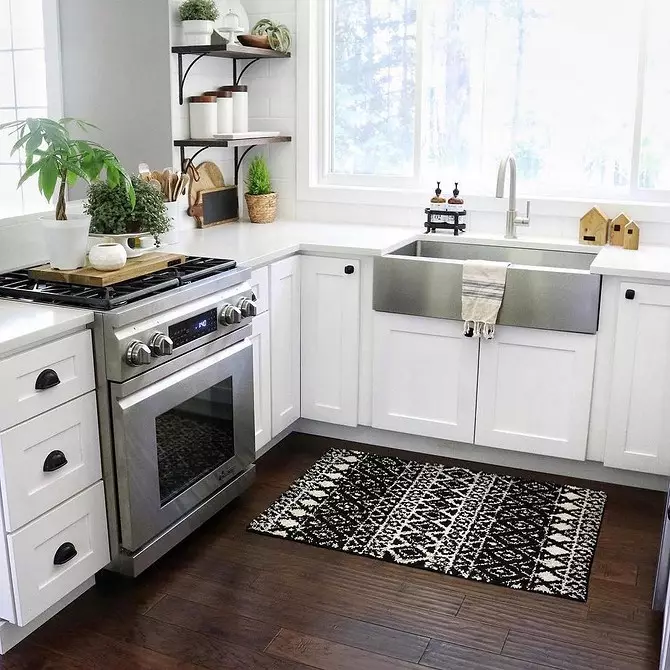 Baltā virtuve mūsdienu stilā: 11 dizaina piemēri, kurus jūs apburat 10649_96