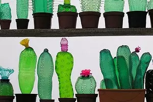 Hantverk från flaskor med egna händer: 6 Coola och enkla idéer för trädgården 10683_1