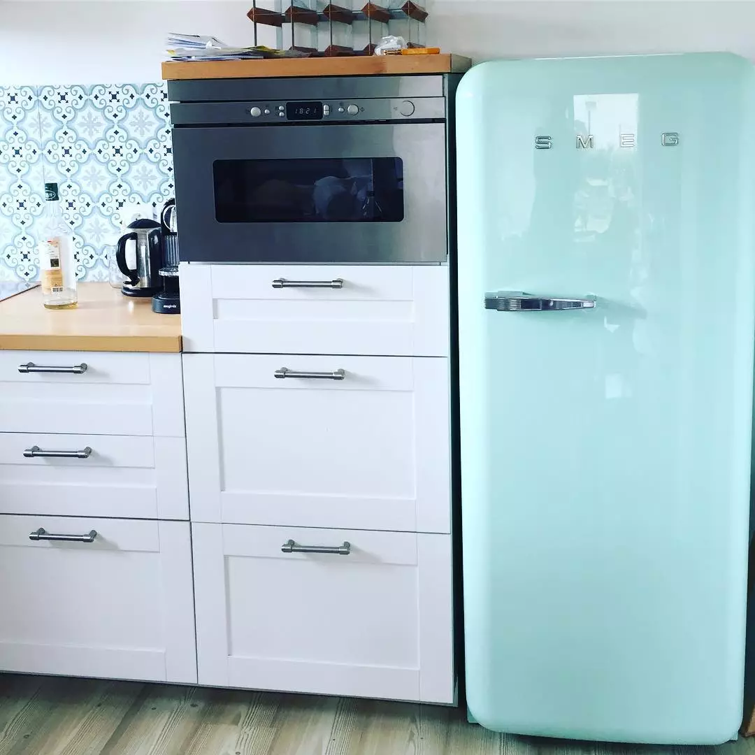 Kühlschrank in der Farbkitchen-Schürze Foto