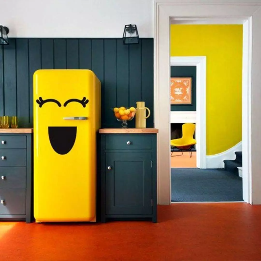 Kühlschrank in der Farbe des aktiven Wandfotos