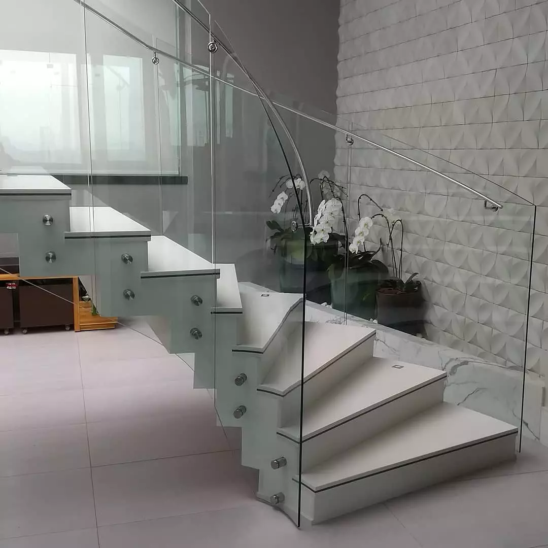 房子的楼梯有透明栏杆
