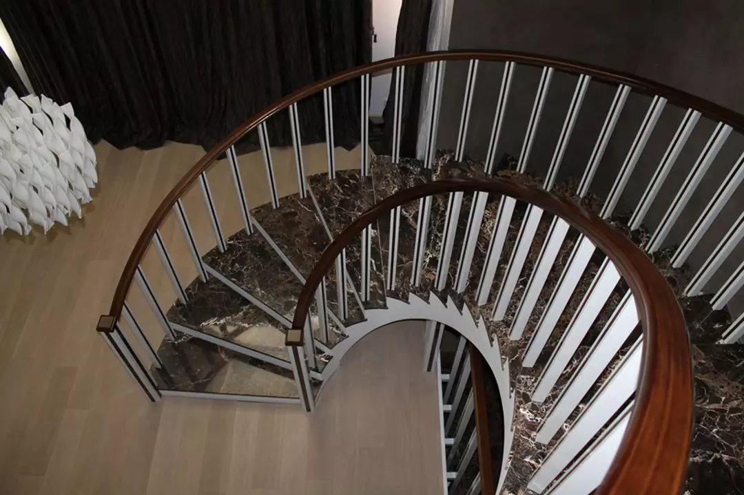 Escalier élégant pour la maison: photo, idée de design