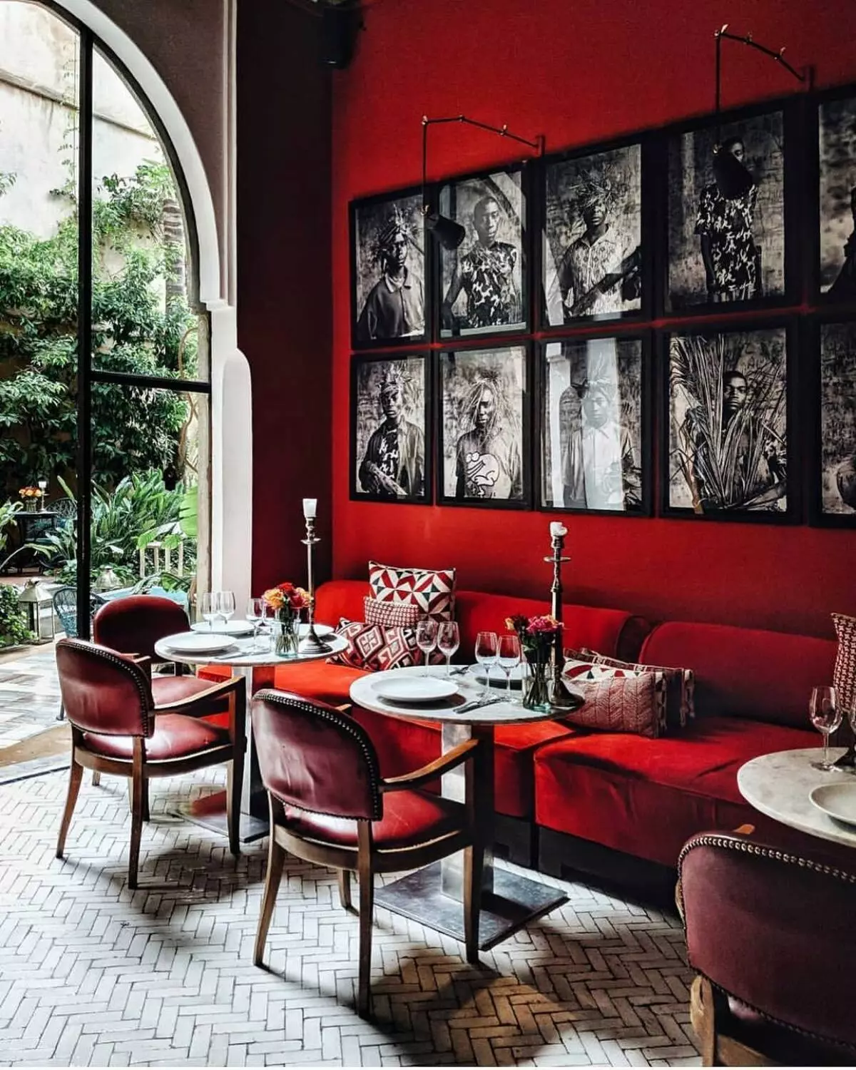 Red in the interior as an emphasis: photo