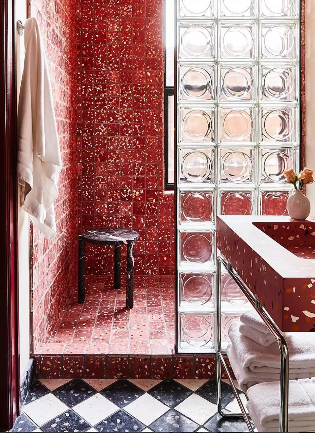 Intérieur de salle de bain rouge élégant lumineux