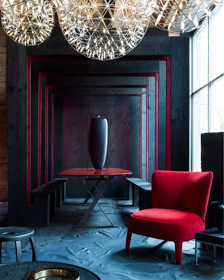 Red accent in the interior: photo