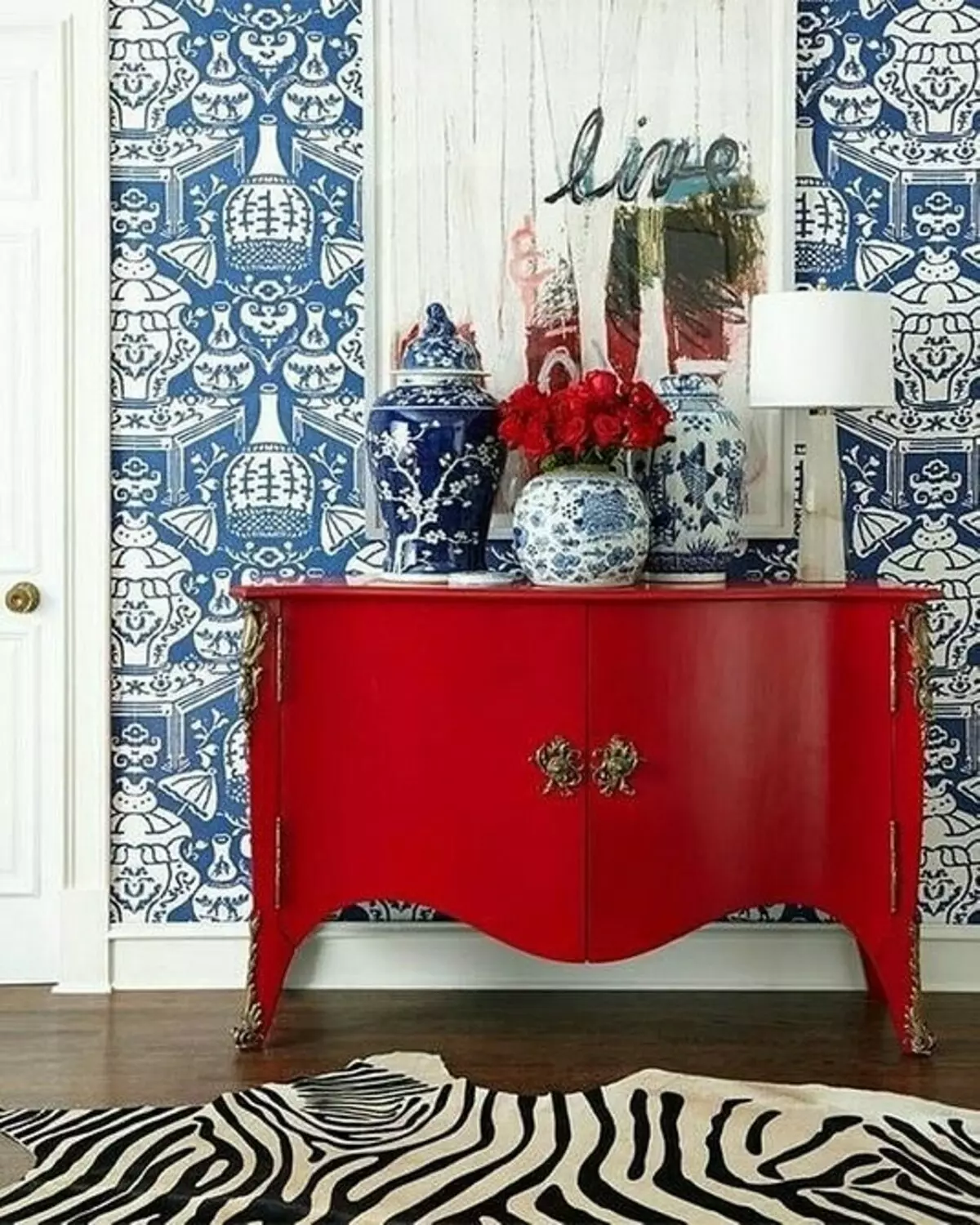 Red in the design of the apartment: 11 Soviets on a combination and 40 examples of use 10705_71