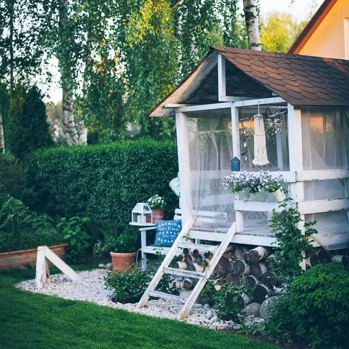 Trädgård med liten bungalow