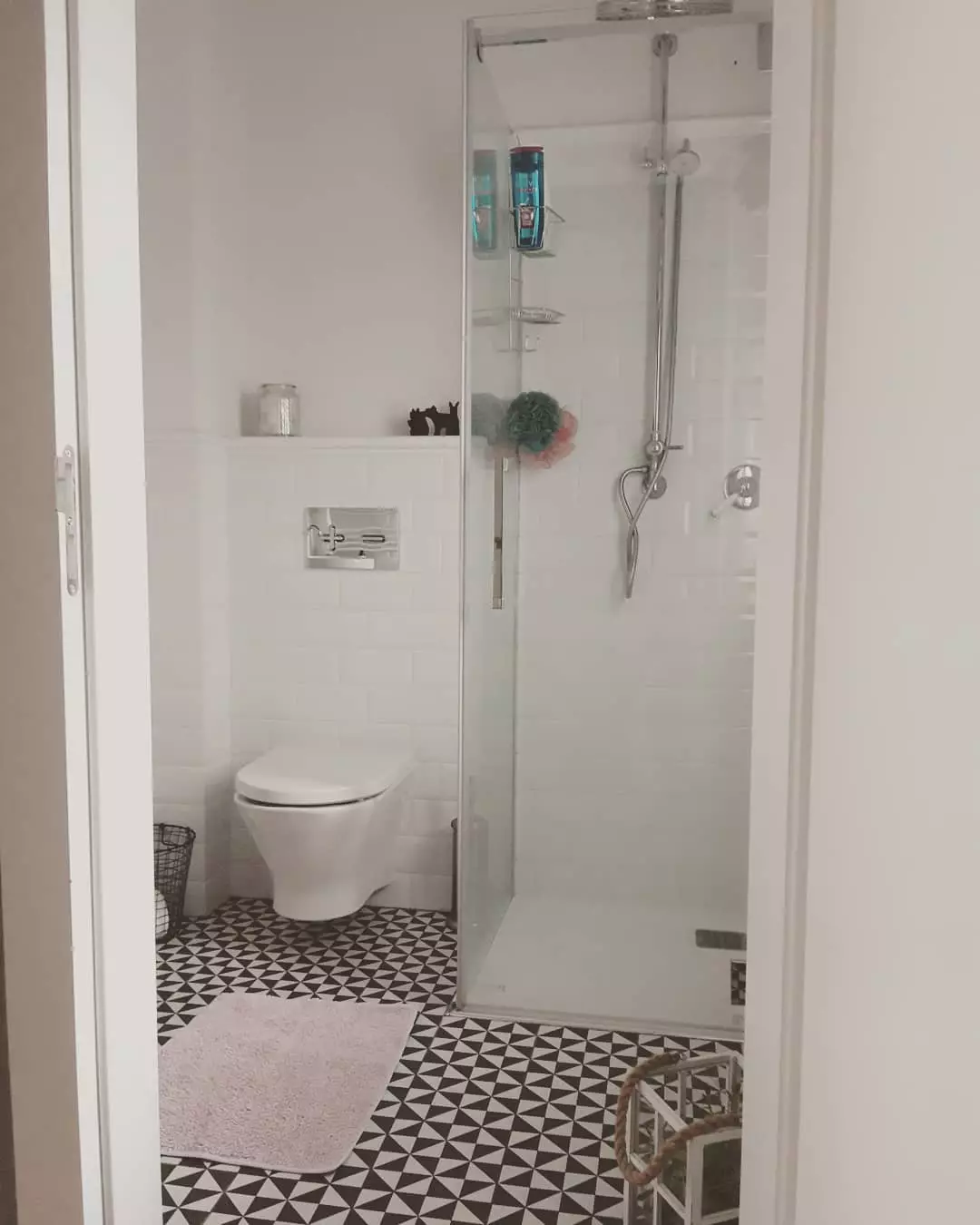 Die Idee für die Registrierung eines kleinen kombinierten Badezimmers in der Wohnung: Foto