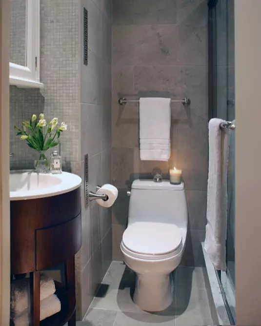 Het idee voor registratie van een kleine gecombineerde badkamer in het appartement: foto