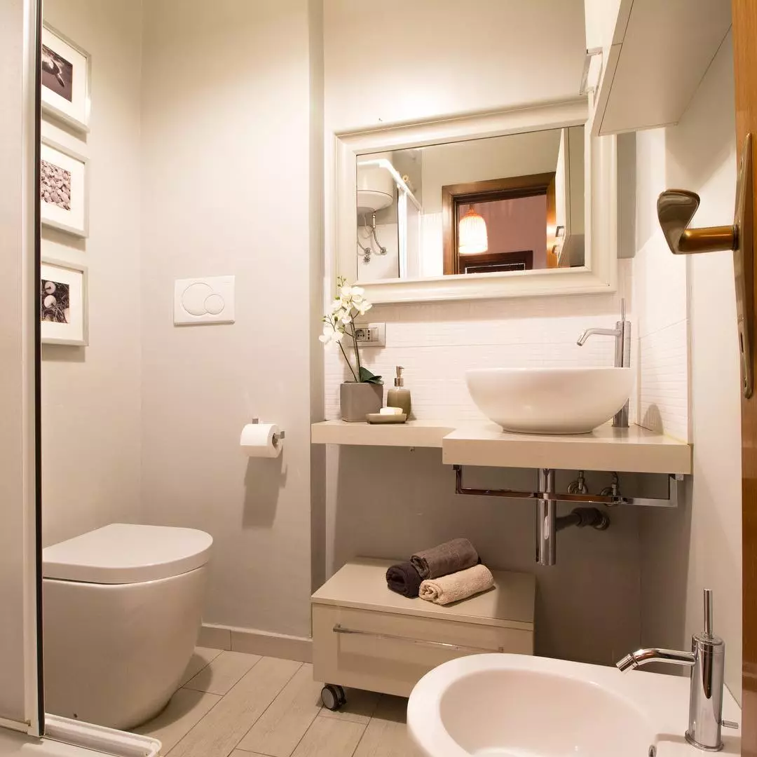 Gagasan pikeun pendaptaran dina kamar mandi gabungan leutik di apartemen: poto