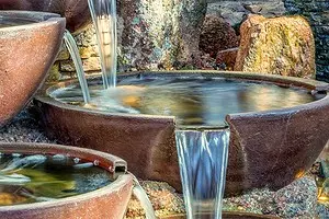 Ako vytvoriť záhradnú fontánu na poskytovanie vlastných rúk: Jednoduchá inštrukcia a 15 príkladov s fotografiami 10721_1