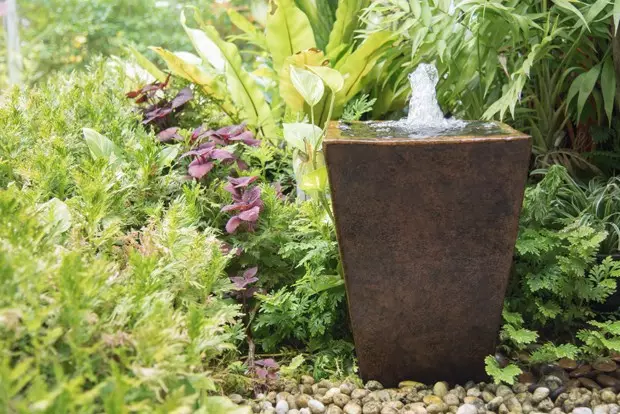 Ako vytvoriť záhradnú fontánu na poskytovanie vlastných rúk: Jednoduchá inštrukcia a 15 príkladov s fotografiami 10721_6
