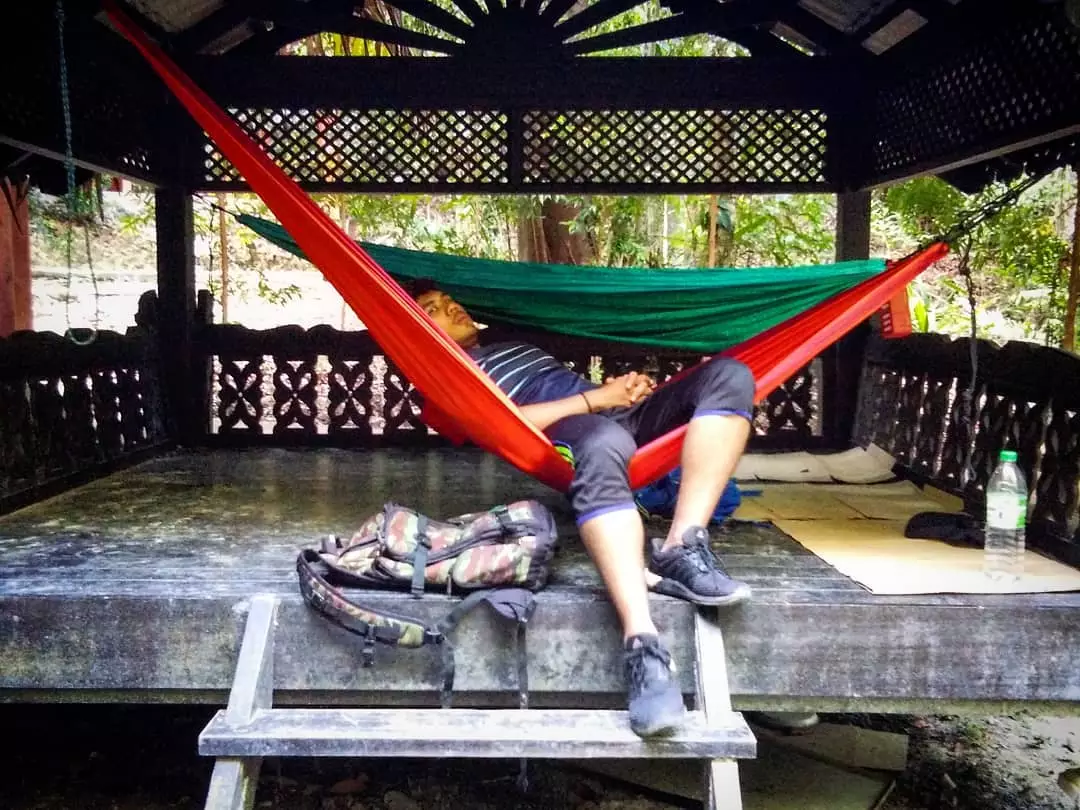 Hammock stylish agus álainn ag an teachín: Grianghraf