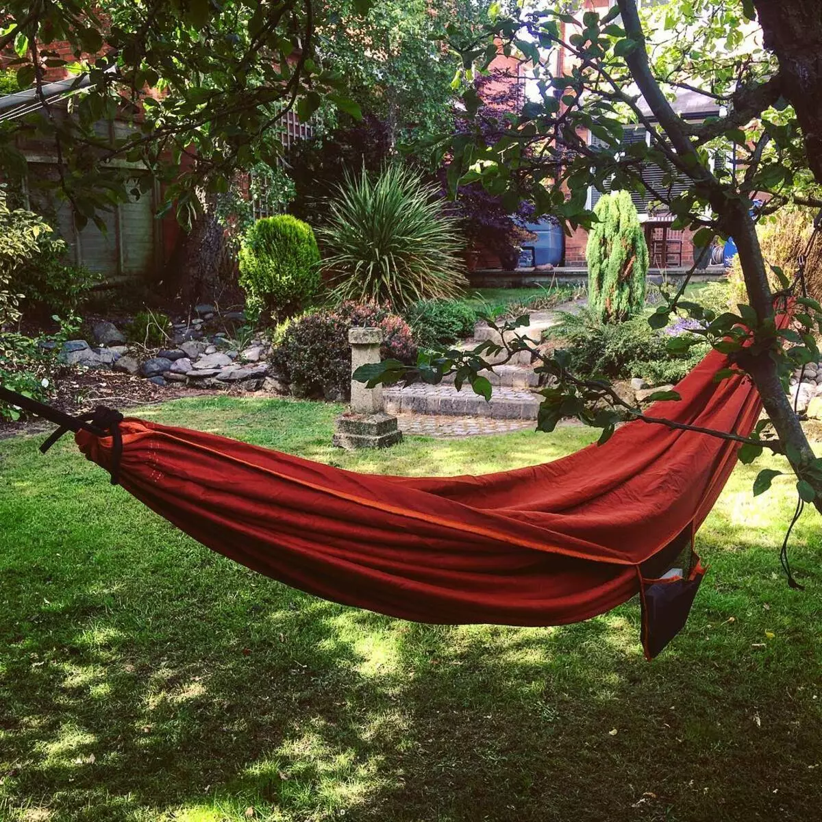 Hammock stylish agus álainn ag an teachín: Grianghraf