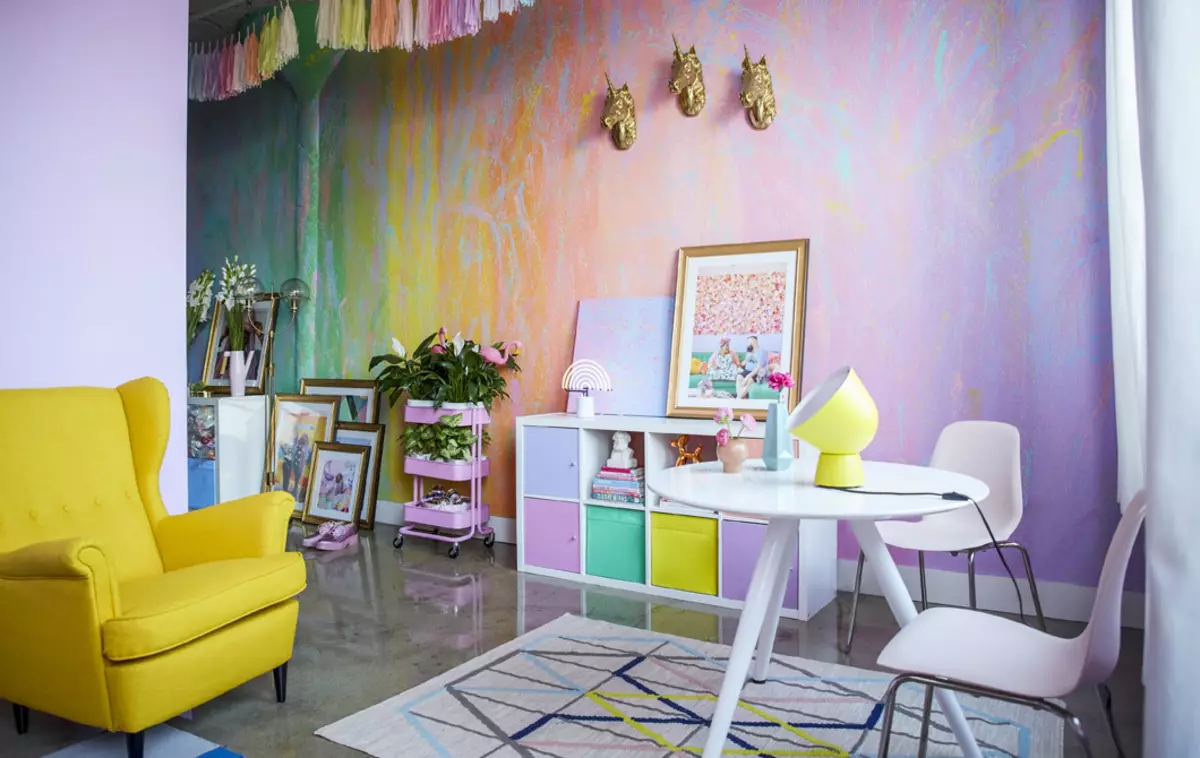 Ebatavaline värvimine seinad korteris: trend, foto, idee