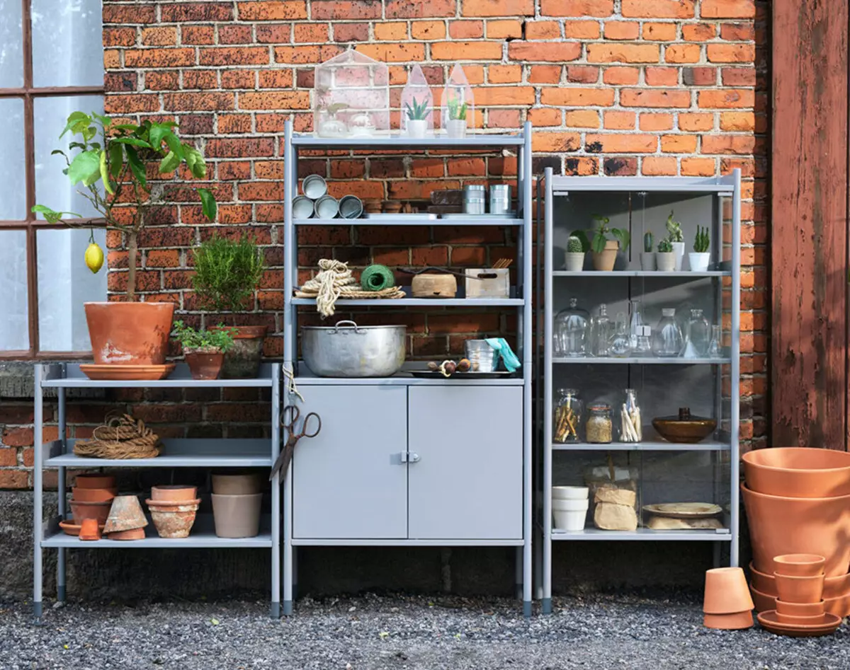 Metal racks sa Summer Kitchen.