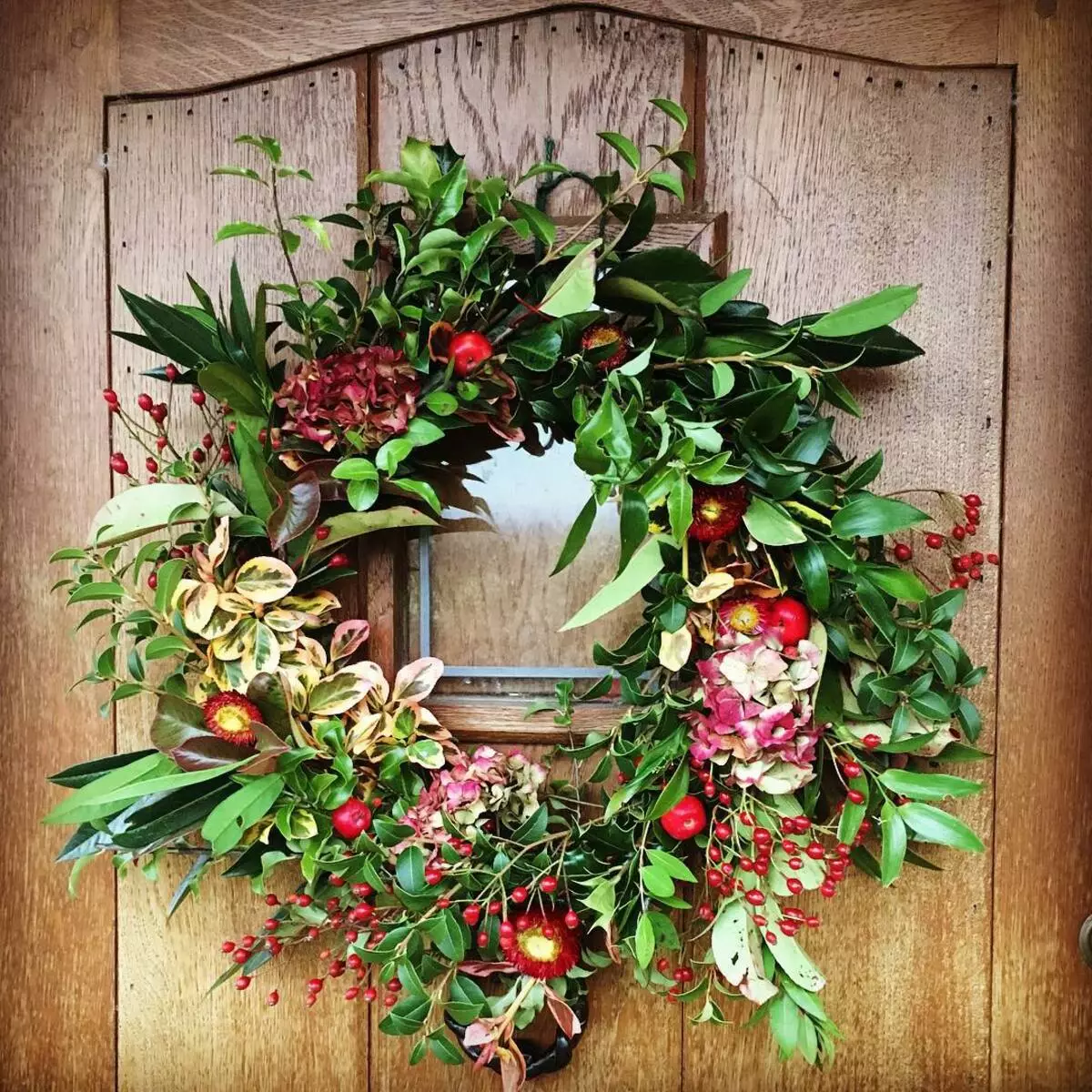 Stylish wreath on the door: photo