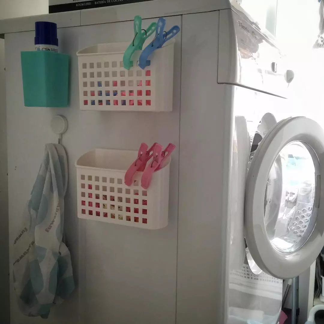 Organisasi penyimpanan di dinding sisi mesin basuh