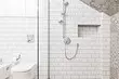 Како да се опреми во станот туш наместо бања: детален водич за повторно инсталирање