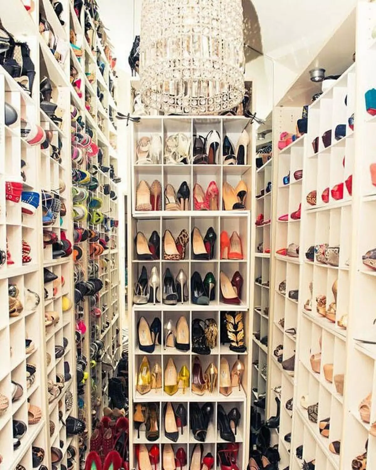פתרון אחסון מסוגנן ומקורי בדירה של נעלי נשים: תמונה