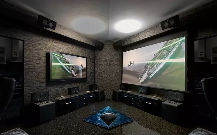 Habitació amb projector de vídeo