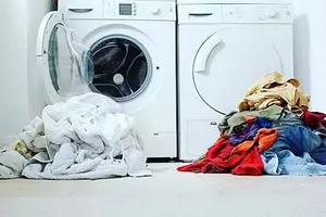 Hvor skal man sætte en vaskemaskine i små størrelse: 7 smarte muligheder 10858_1