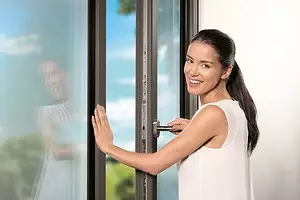 Pamasangan Windows di apartemen: Naon anu anjeun perhatikeun sareng kumaha pikeun nyegah kasalahan 10859_1