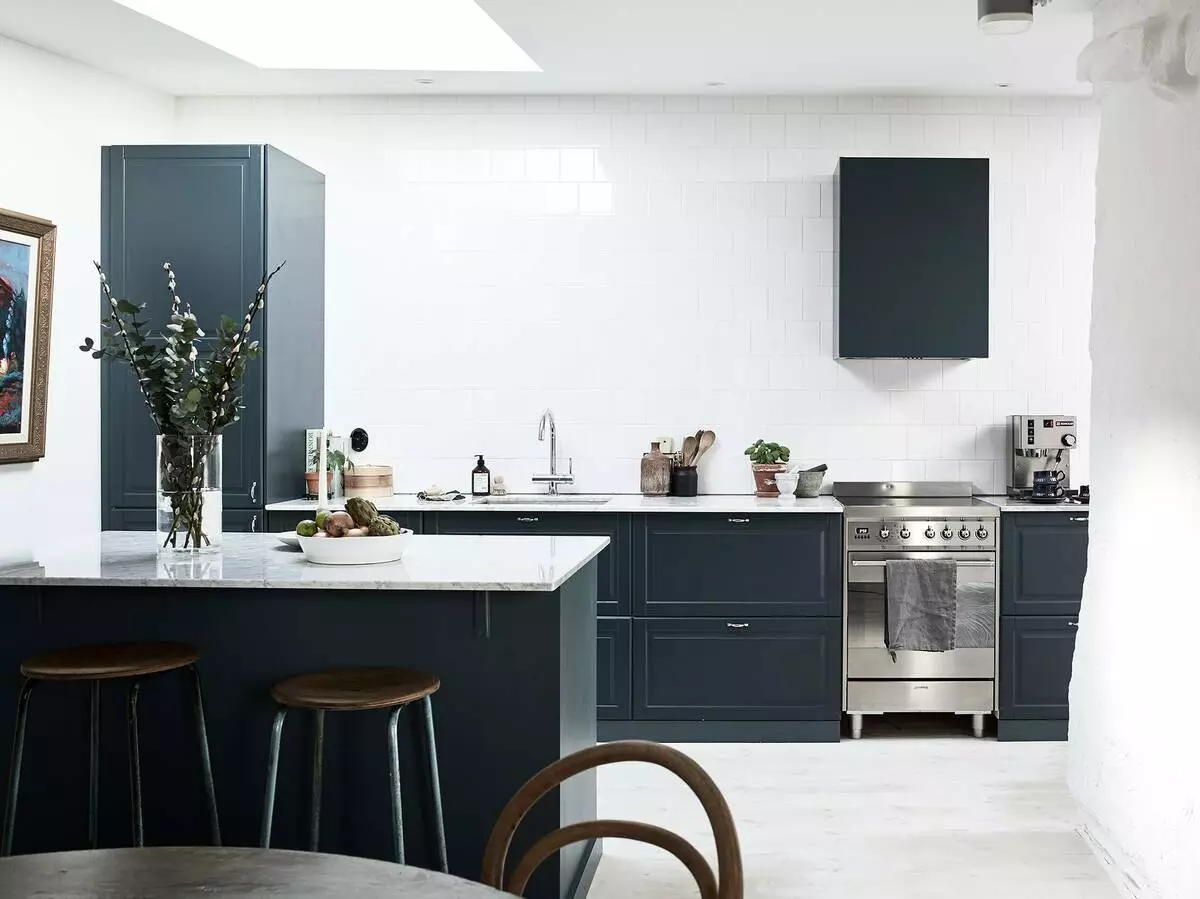 Foto de stock Idea Design Elegante frigorífico incorporado en cociña moderna