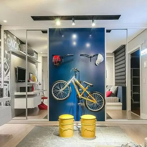 Idėja kompaktiškam dviračių saugojimui mažame miesto bute