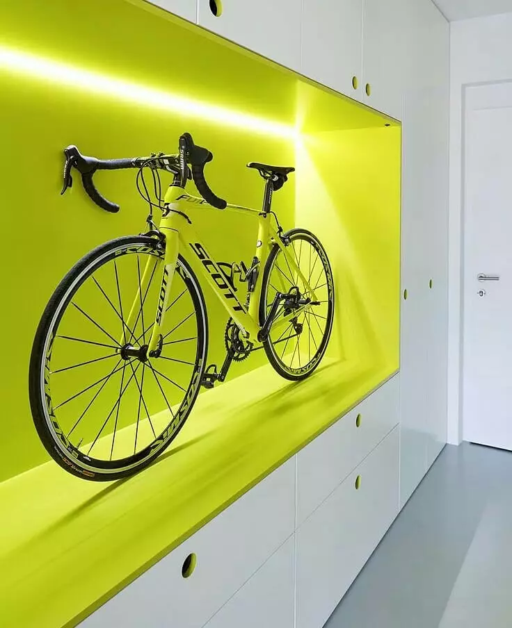 Idea para el almacenamiento de bicicletas compacto en un pequeño apartamento urbano.