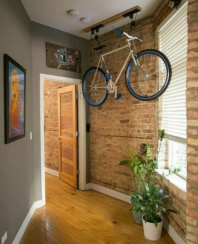 Idėja kompaktiškam dviračių saugojimui mažame miesto bute