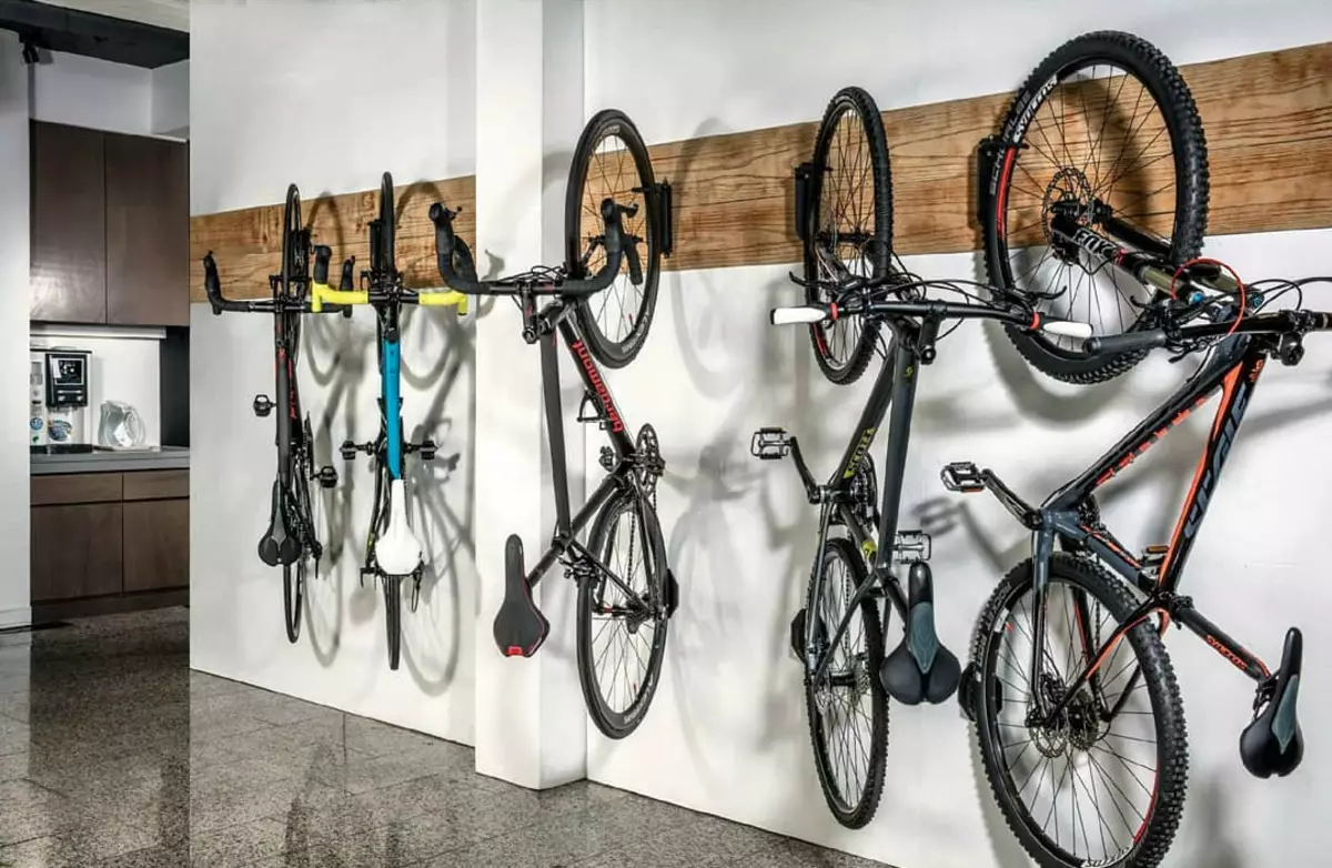 Idee vir kompakte fietsopslag in 'n klein stedelike woonstel