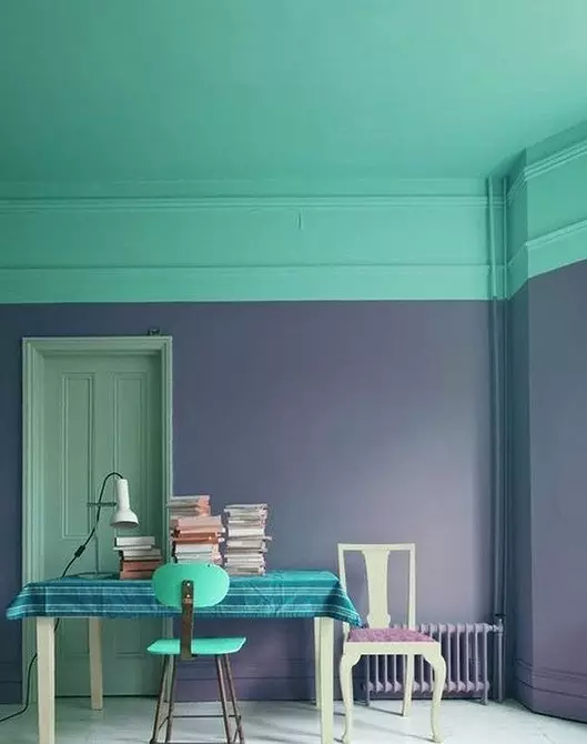 Соба со боја таванот: 15 примери од кои не можете да го искинете окото 10879_19