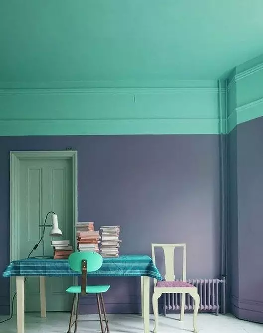 Chambre avec plafond de couleur: 15 exemples à partir de laquelle vous ne pouvez pas déchirer l'oeil 10879_19