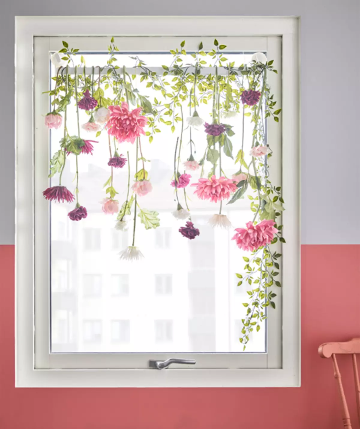 Дизайн идея декоративни цветя под формата на тюл на фото прозорец