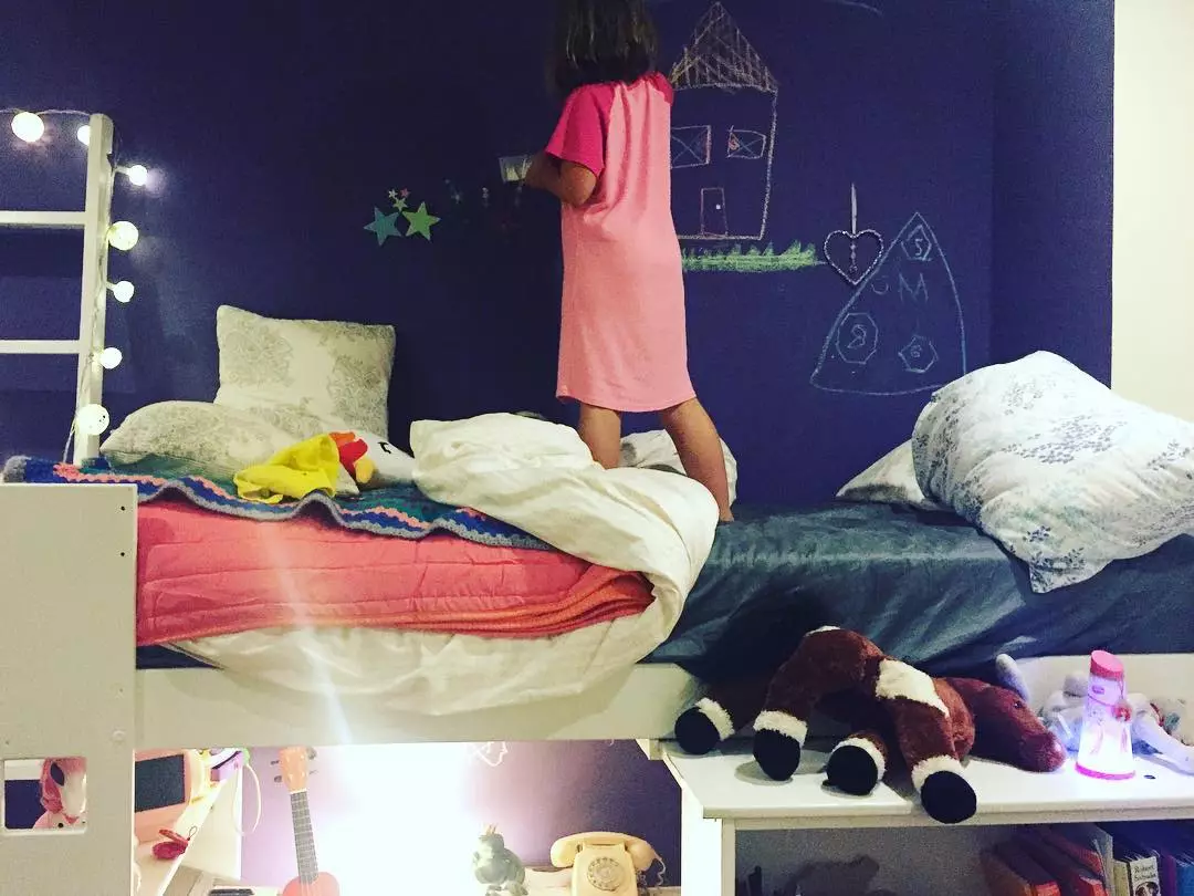 小さな子供のベッド屋根裏部屋と魅力的な壁の写真