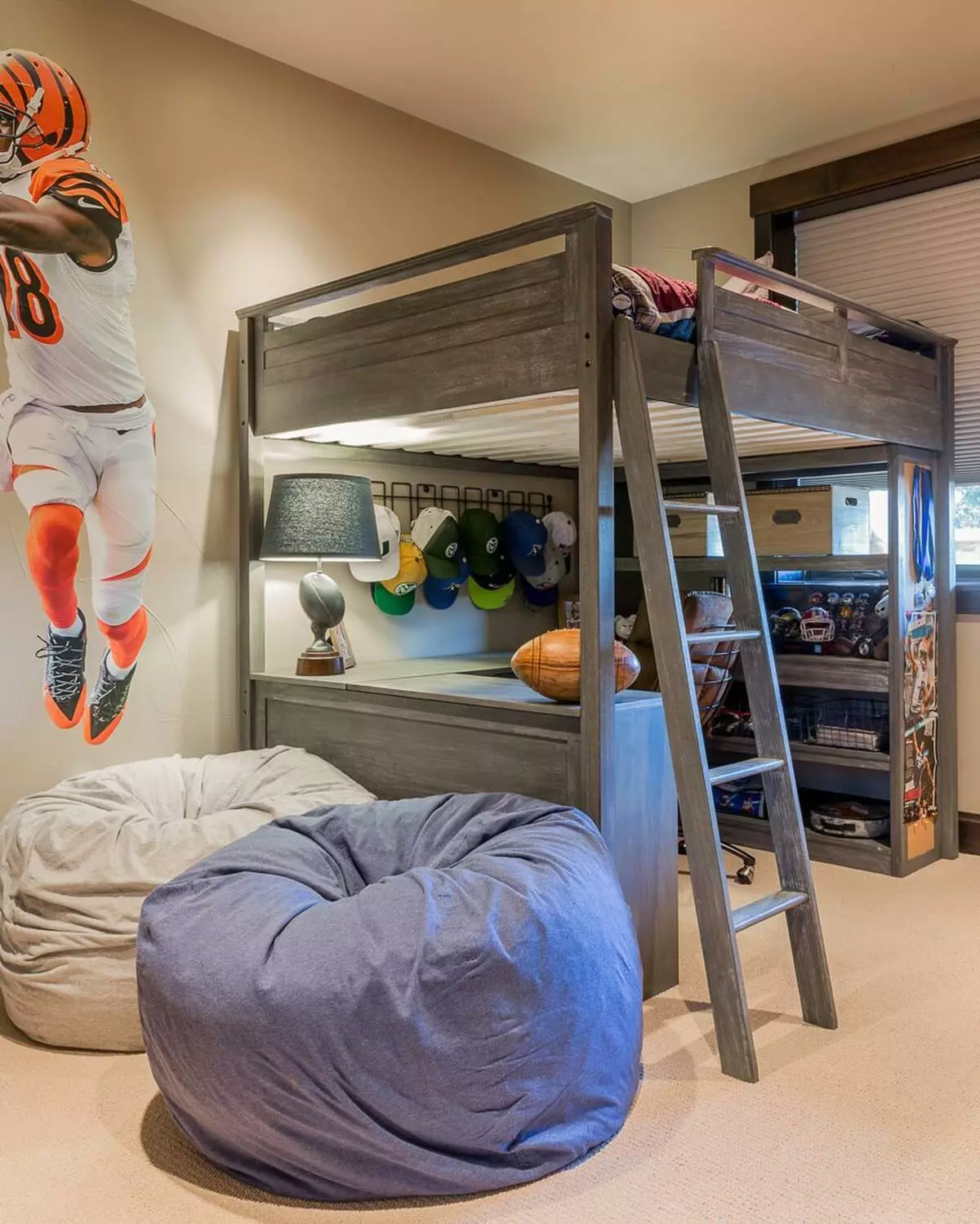 Ιδέα Μικρή διαμέρισμα κρεβάτι-σοφίτα και χώρος εργασίας δύο σε μια φωτογραφία