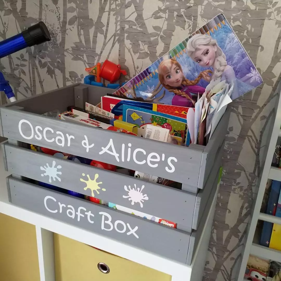 Caixa de organización IDEA con inscrición para almacenamento na foto da sala dos nenos