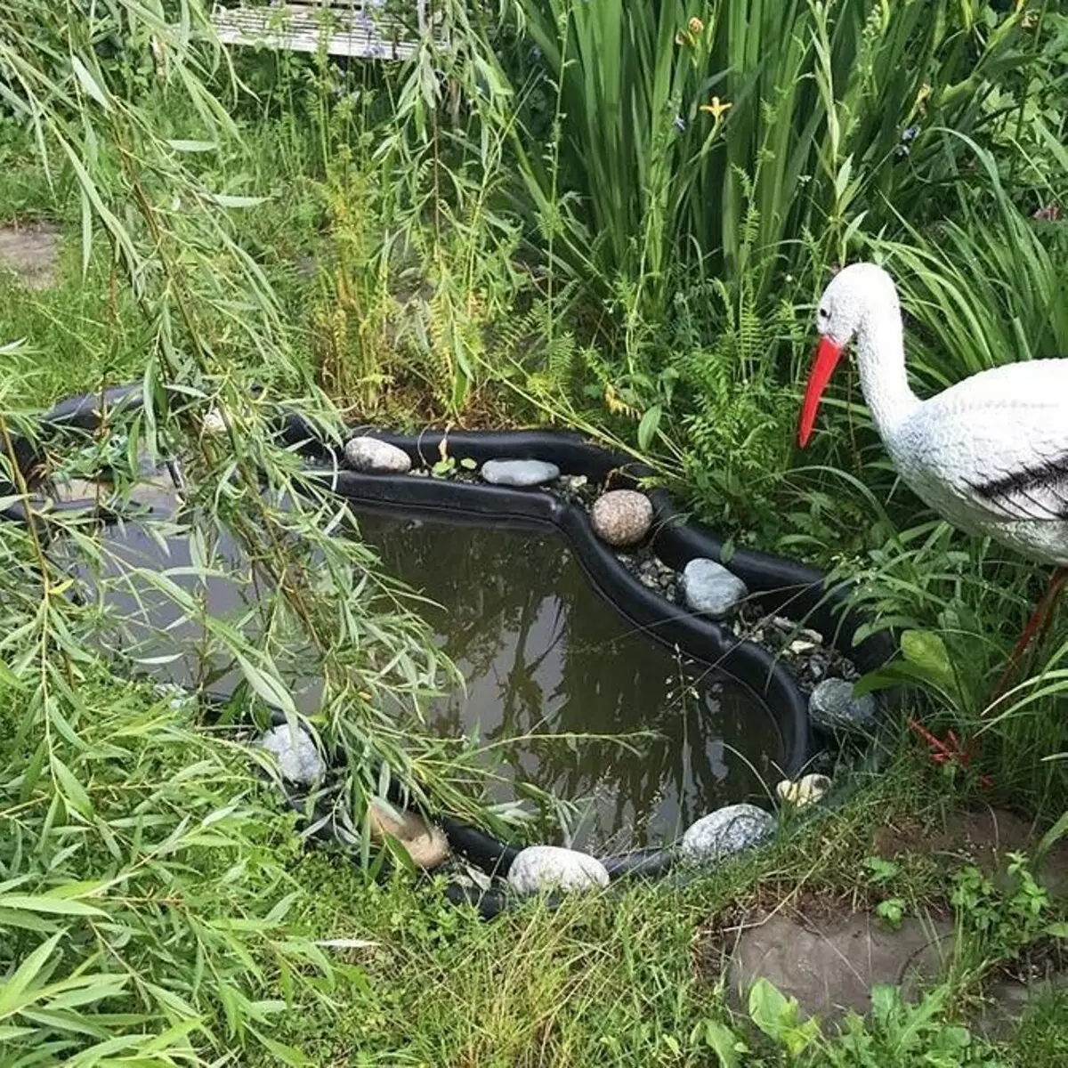 Kako napraviti ribnjak u zemlji za ruke: 4 vjerni način i 30 ideja 10940_28