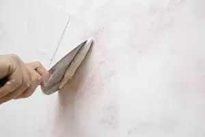 Tembok putty handapeun wallpaper: Kumaha ngalaksanakeun damel diri sareng kéngingkeun hasil anu saé 10941_1