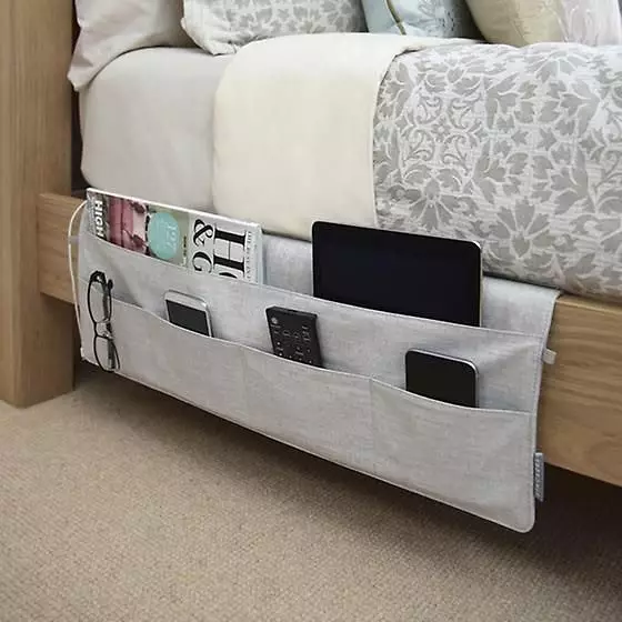 寝室のベッドの上のリトルベッドルーム写真ラナササーの収納アイデア