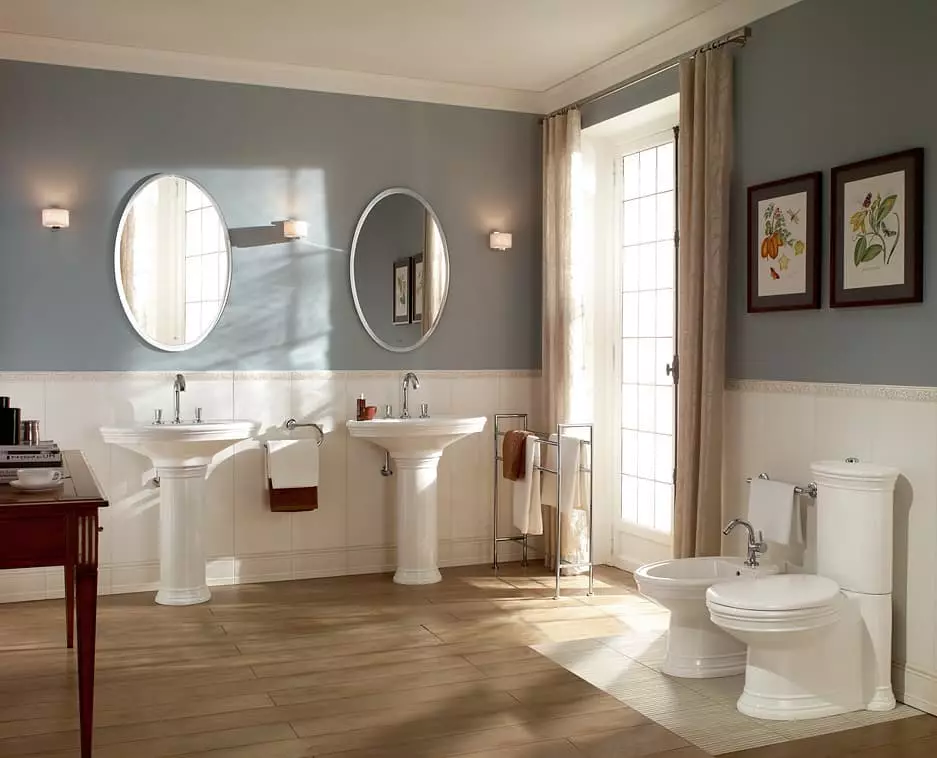 Simetria de recepção no interior de um design de foto de banheiro clássico