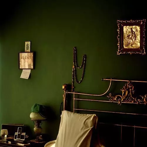 Designul dormitorului întunecat: 57 idei de lux 10968_46