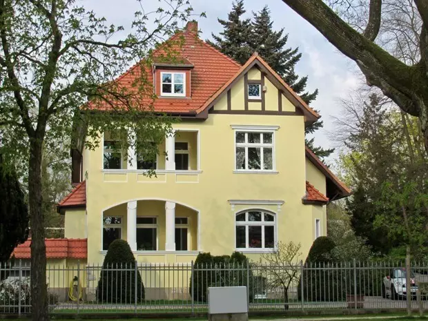 Hoe om die fasade van die huis te versier met die afwerking en versiering: 15 stylvolle opsies 10983_50